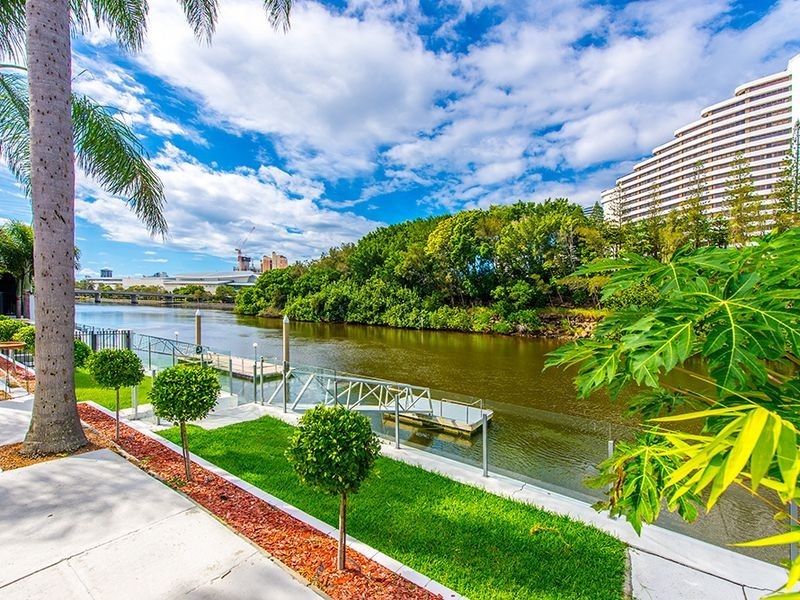 10 Lakeland Key, Broadbeach Waters QLD 4218