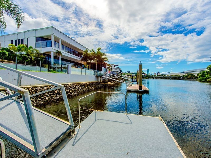 10 Lakeland Key, Broadbeach Waters QLD 4218