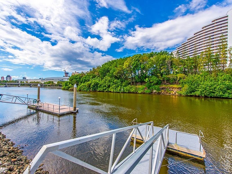 10 Lakeland Key, Broadbeach Waters QLD 4218