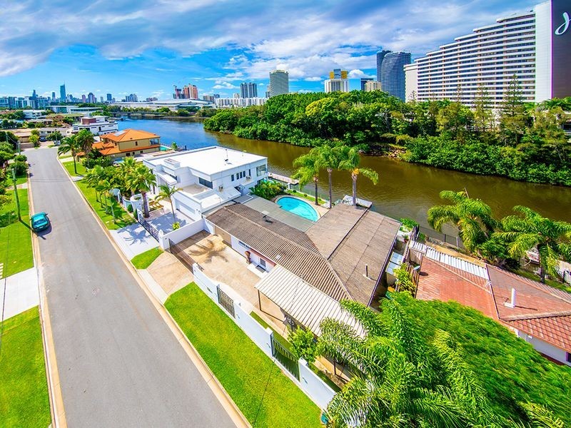 10 Lakeland Key, Broadbeach Waters QLD 4218