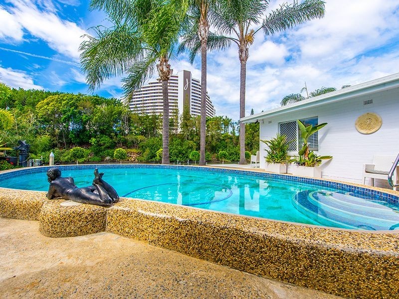 10 Lakeland Key, Broadbeach Waters QLD 4218