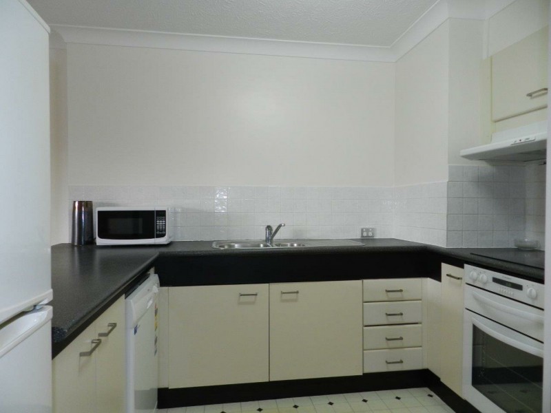 3/8 Queensland Avenue, Broadbeach QLD 4218