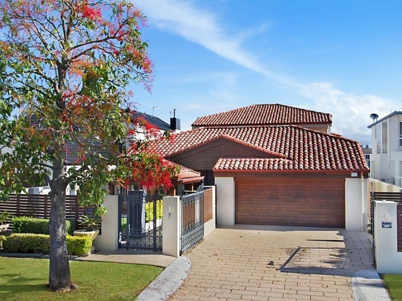 118 Amalfi Drive, Isle Of Capri QLD 4217