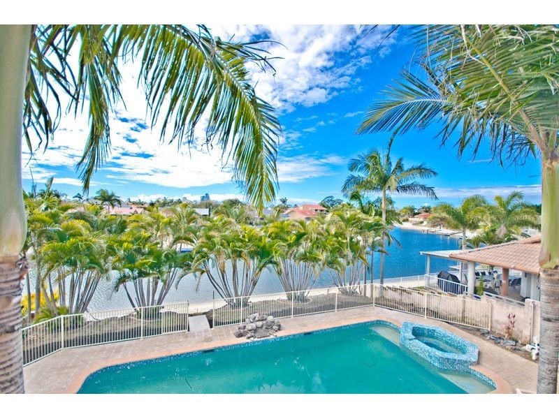 10 Wollundry Place, Mermaid Waters QLD 4218