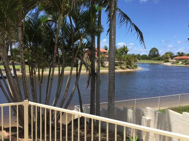 10 Wollundry Place, Mermaid Waters QLD 4218
