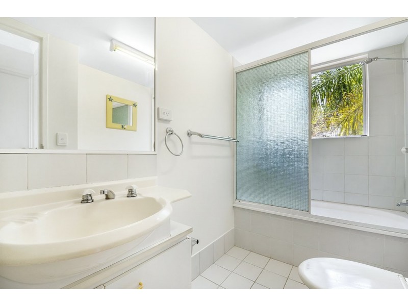 8/25 Federation Avenue, Broadbeach QLD 4218