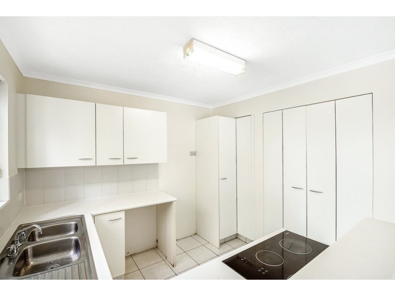 8/25 Federation Avenue, Broadbeach QLD 4218