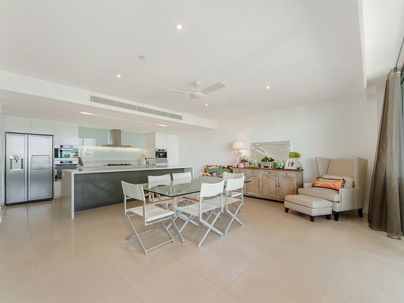 @/323 Bayview Street, Paradise Point QLD 4216