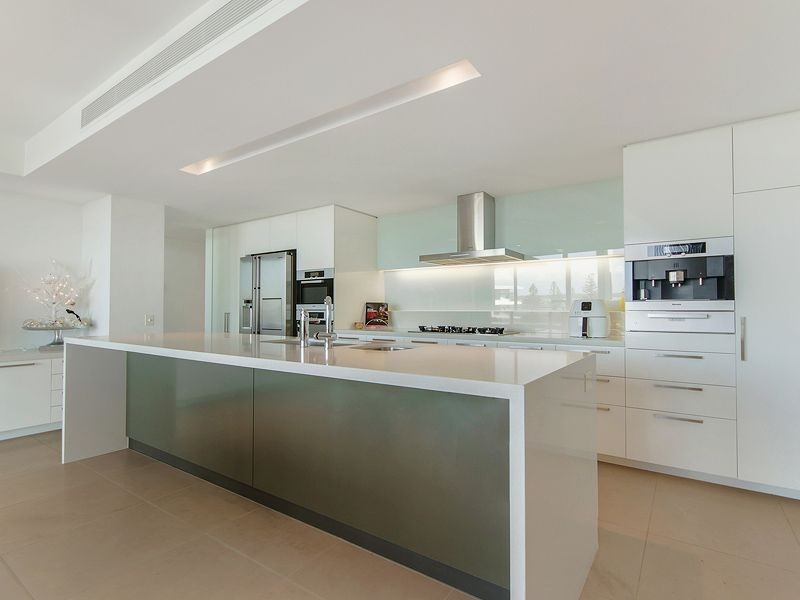 @/323 Bayview Street, Paradise Point QLD 4216