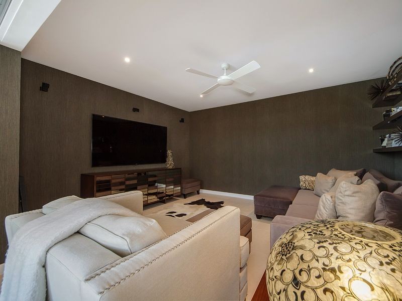 @/323 Bayview Street, Paradise Point QLD 4216