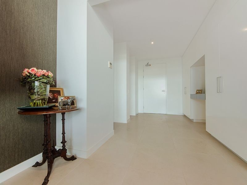 @/323 Bayview Street, Paradise Point QLD 4216