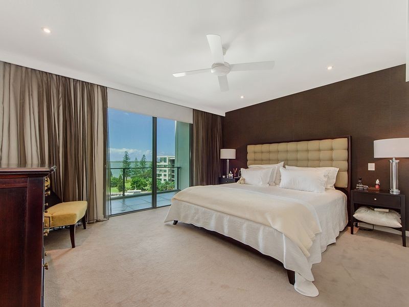 @/323 Bayview Street, Paradise Point QLD 4216