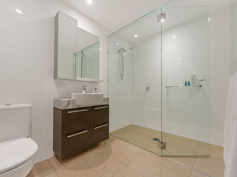 @/323 Bayview Street, Paradise Point QLD 4216