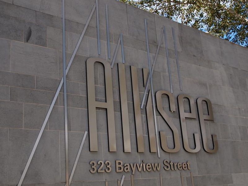 @/323 Bayview Street, Paradise Point QLD 4216