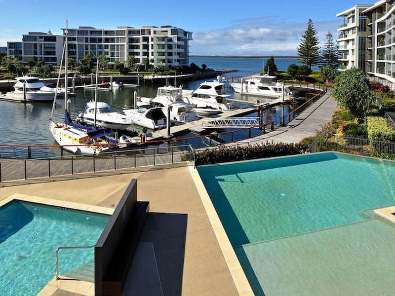 @/323 Bayview Street, Paradise Point QLD 4216