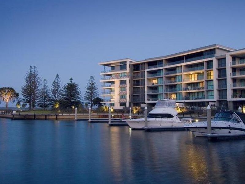 @/323 Bayview Street, Paradise Point QLD 4216