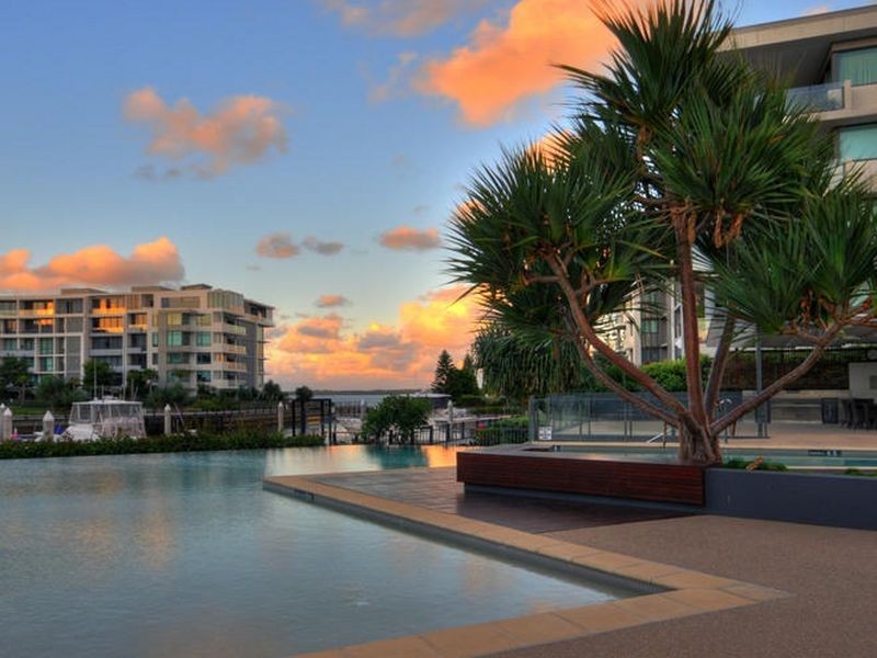 @/323 Bayview Street, Paradise Point QLD 4216