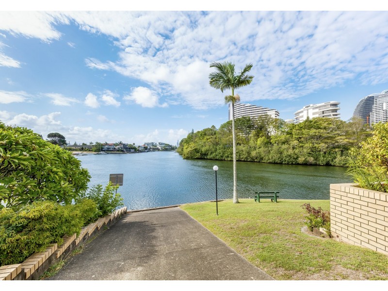 7/11 Hooker Boulevard, Broadbeach QLD 4218
