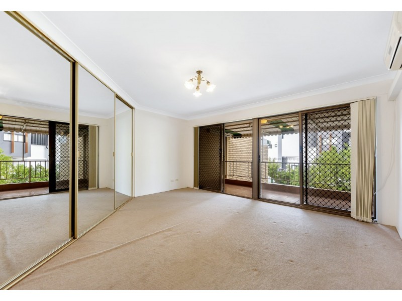 7/11 Hooker Boulevard, Broadbeach QLD 4218