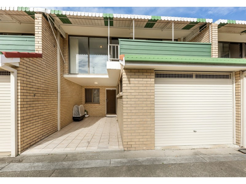 7/11 Hooker Boulevard, Broadbeach QLD 4218