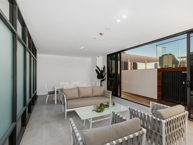 101/95 Old Burleigh Road, Broadbeach QLD 4218
