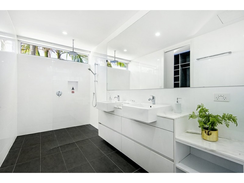 51 Amalfi Drive, Isle Of Capri QLD 4217
