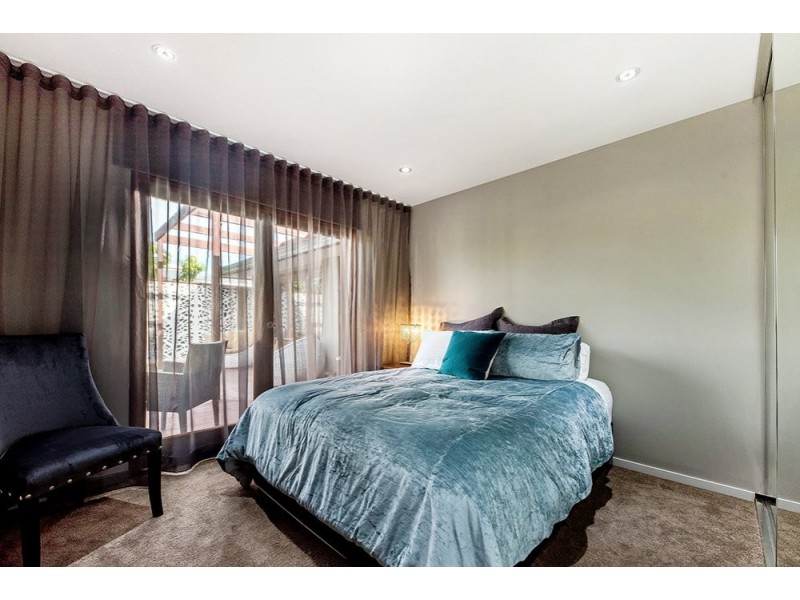 146 Monaco Street, Broadbeach Waters QLD 4218