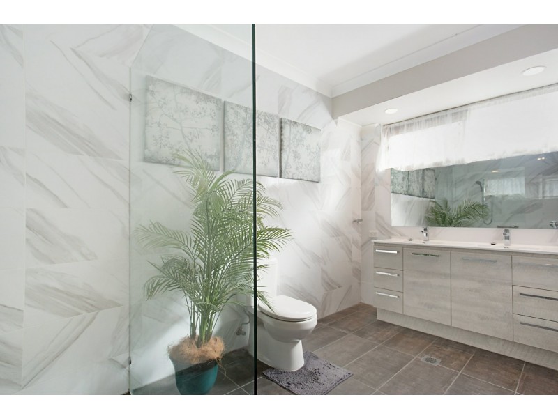 23 Evans Drive, Benowa QLD 4217