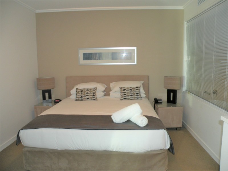 2009/33 TE Peters Drive, Broadbeach Waters QLD 4218