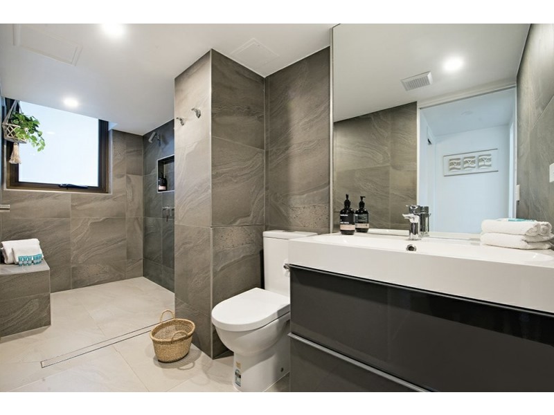 1/219 Surf Parade, Broadbeach QLD 4218