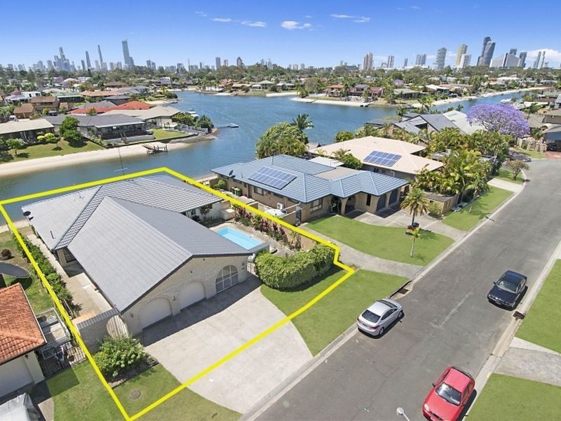8 Yunga Court, Broadbeach Waters QLD 4218