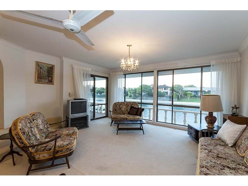 8 Yunga Court, Broadbeach Waters QLD 4218