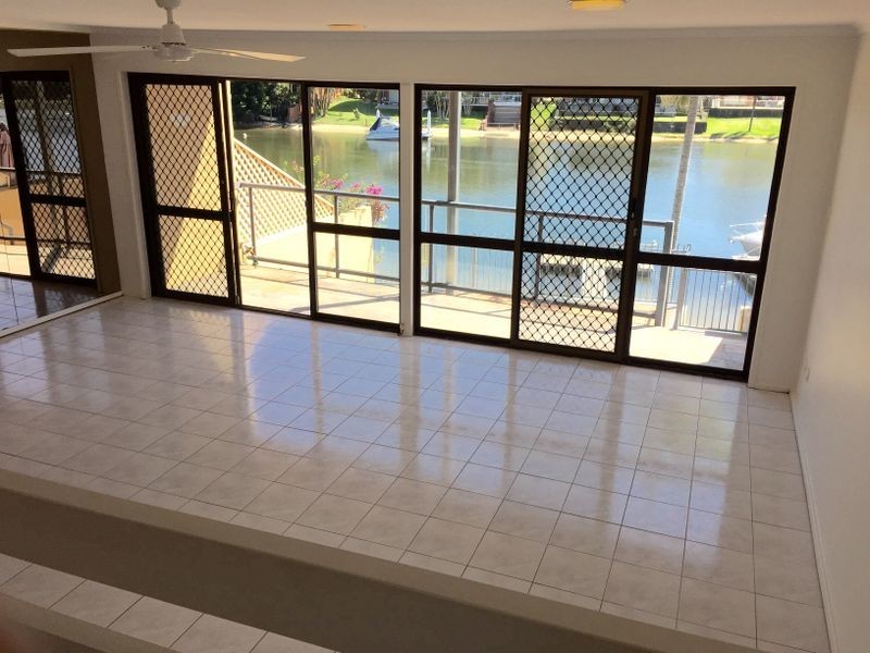 2/23 Hooker Boulevard, Broadbeach Waters QLD 4218