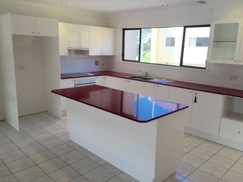 2/23 Hooker Boulevard, Broadbeach Waters QLD 4218