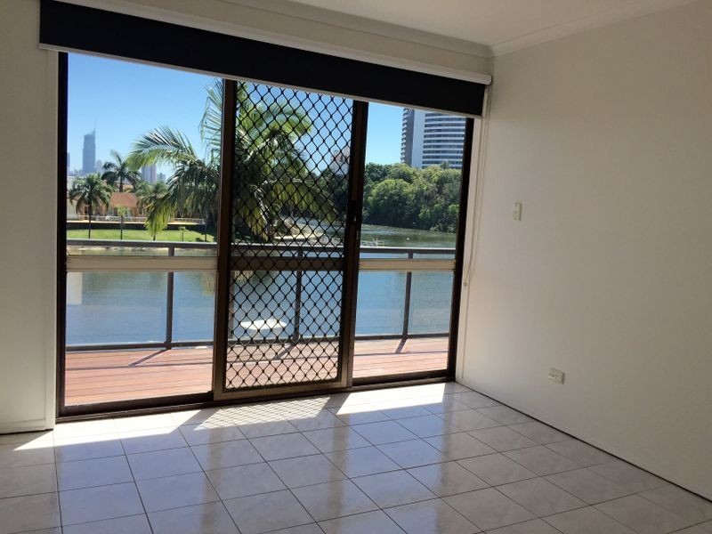 2/23 Hooker Boulevard, Broadbeach Waters QLD 4218