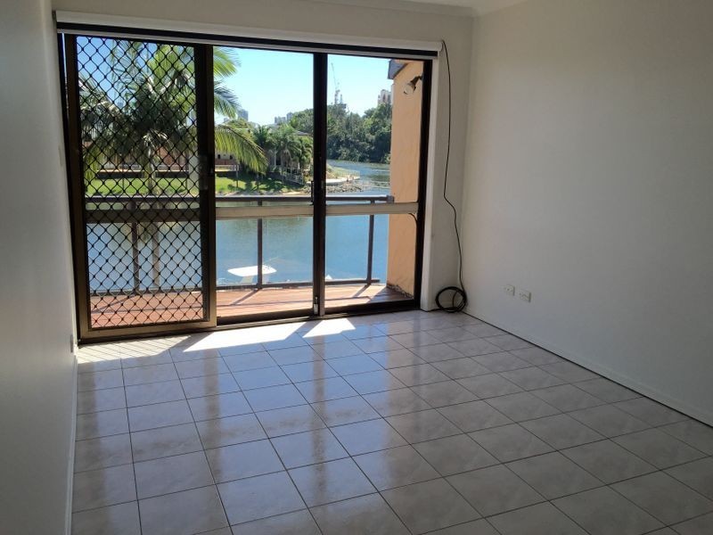 2/23 Hooker Boulevard, Broadbeach Waters QLD 4218