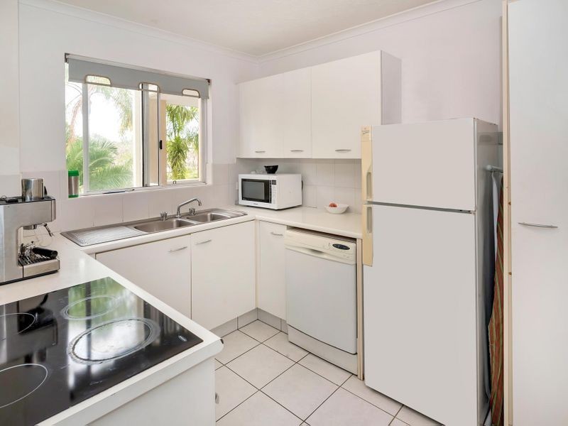 8/25 Federation Avenue, Broadbeach QLD 4218