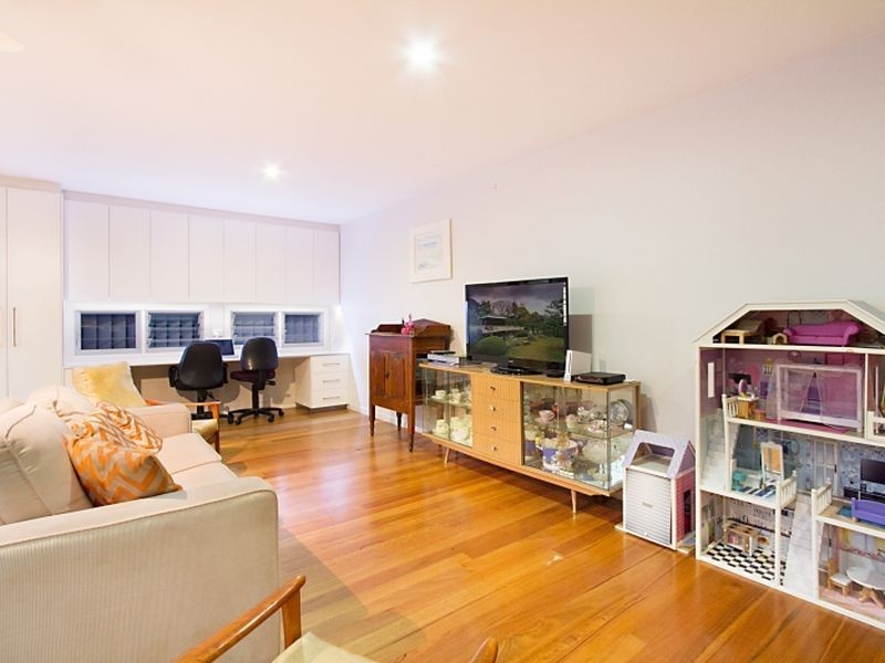 42 Sunshine Parade, Miami QLD 4220