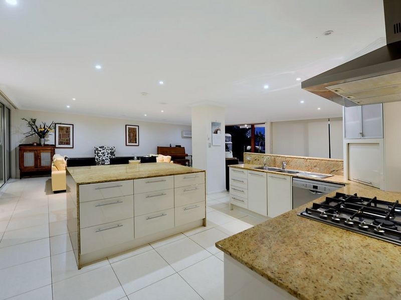 92 Clear Island Road, Broadbeach Waters QLD 4218