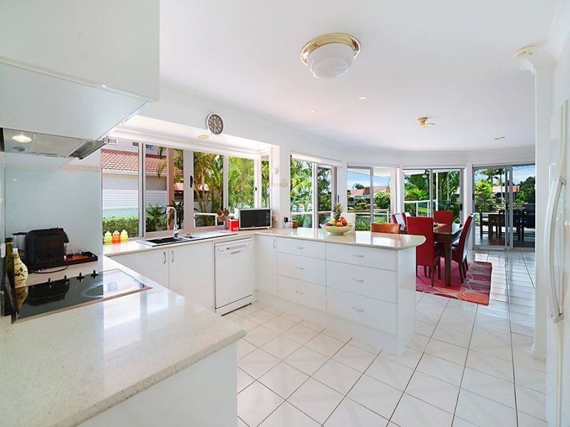 8 Wollundry Place, Mermaid Waters QLD 4218