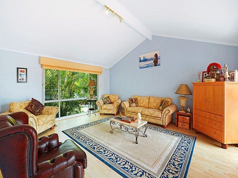 8 Wollundry Place, Mermaid Waters QLD 4218