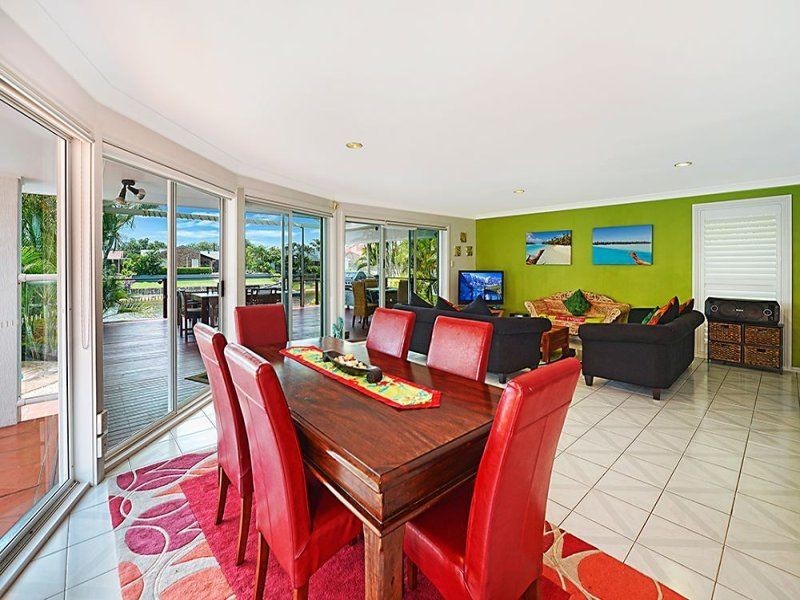 8 Wollundry Place, Mermaid Waters QLD 4218