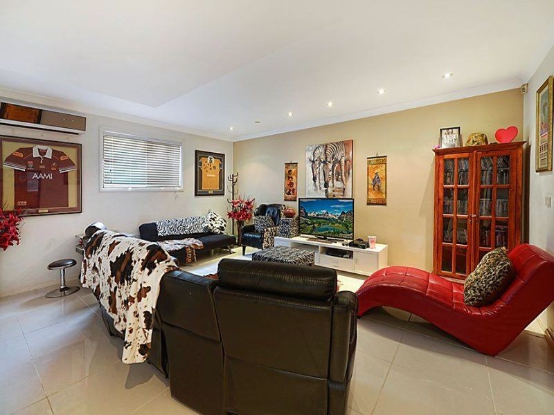 8 Wollundry Place, Mermaid Waters QLD 4218