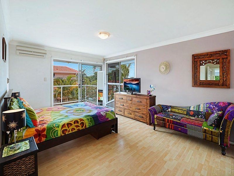 8 Wollundry Place, Mermaid Waters QLD 4218