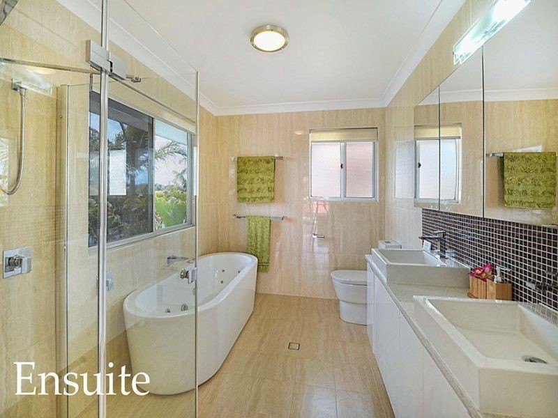 8 Wollundry Place, Mermaid Waters QLD 4218