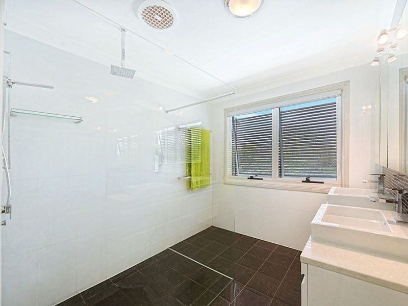 8 Wollundry Place, Mermaid Waters QLD 4218