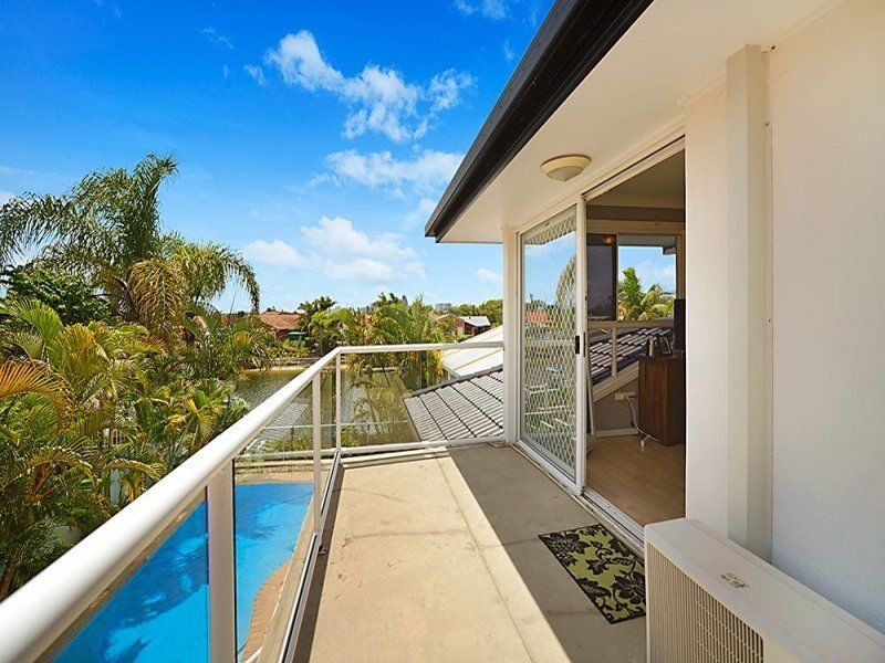 8 Wollundry Place, Mermaid Waters QLD 4218
