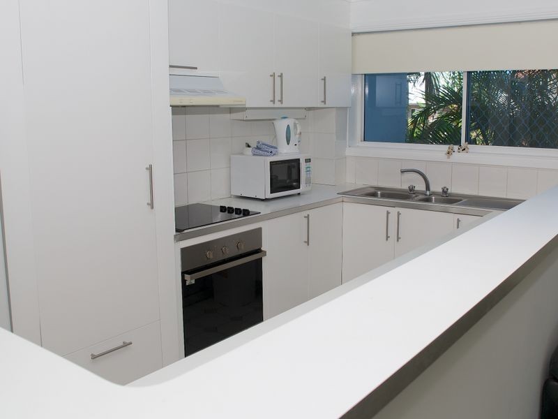 11 Eady Avenue, Broadbeach Waters QLD 4218