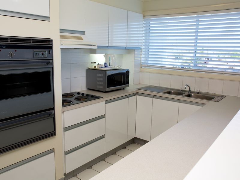 11 Eady Avenue, Broadbeach Waters QLD 4218