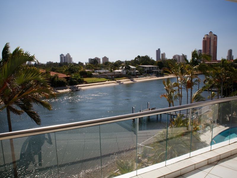 11 Eady Avenue, Broadbeach Waters QLD 4218